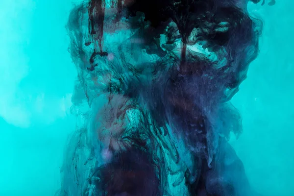 青緑色の水に塗料の濃い青い渦の背景 — ストック写真