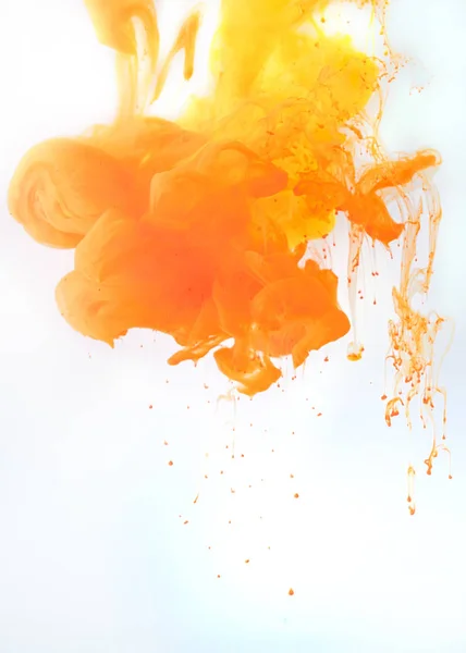 Fundo Artístico Com Tinta Laranja Fluente Isolado Branco — Fotografia de Stock