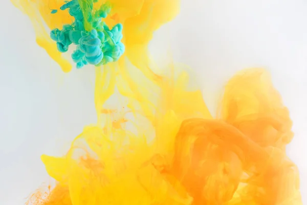 水の青緑色とオレンジ色の塗料飛散と抽象的なテクスチャ — ストック写真
