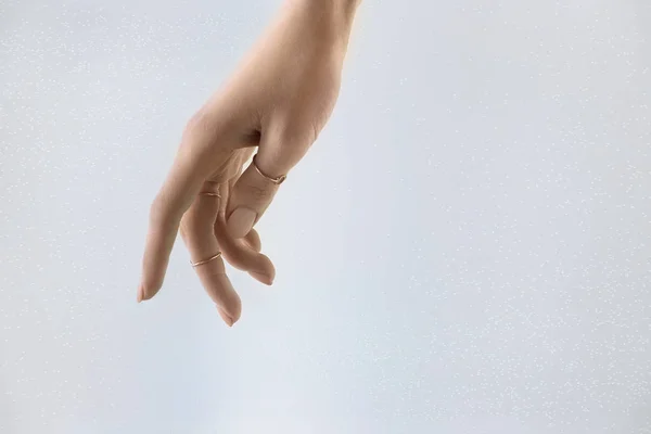 Обрезанный Вид Нежной Женской Руки Кольцами Изолированными Сером — стоковое фото