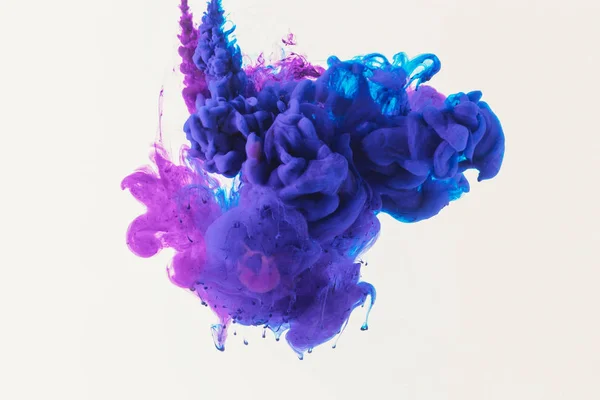 Design Abstrait Avec Encre Bleue Violette Fluide Dans Eau Isolé — Photo