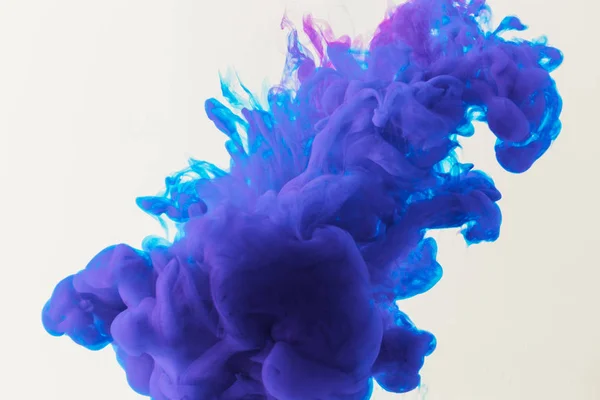 Diseño Abstracto Con Pintura Azul Púrpura Fluida Agua Aislada Blanco — Foto de Stock
