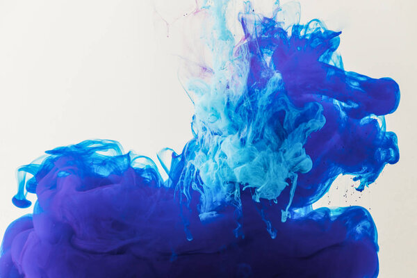 текстура с течением синей и бирюзовой краской в воде, изолированные на белом
