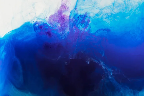 水中蓝色和紫色颜料的抽象背景 — 图库照片