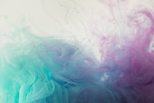 абстрактный фон с плавающей синей и фиолетовой краской
