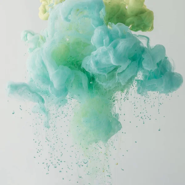 Καλλιτεχνικό Υπόβαθρο Τιρκουάζ Χρώμα Που Ρέει Στο Νερό Απομονώνονται Γκρι — Φωτογραφία Αρχείου
