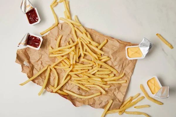 Ansicht Von Pommes Frites Auf Zerknülltem Papier Mit Saucenbehältern Auf — Stockfoto