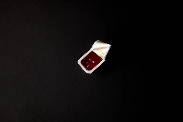 Top View Plastic Container Ketchup Isolated Black — Free Stock Photo