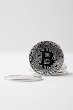 bitcoin duran beyaz masa üzerinde yakın çekim vurdu