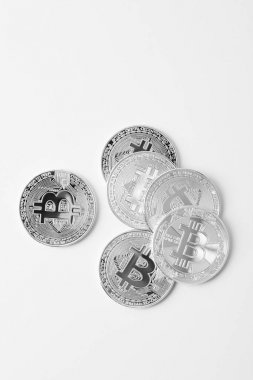 bitcoins yığını üstten görünüm beyaz yüzeyi