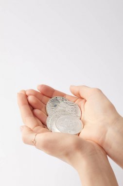 kırpılan atış bitcoins yığını üzerinde beyaz izole elinde tutan kadın