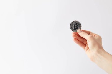 kırpılan kadeh beyaz izole bitcoin tutan kadın