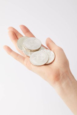 kırpılan kadeh beyaz izole bitcoins yığını tutan kadın