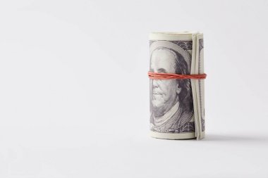 Beyaz masa üzerinde lastik bant ile bağlı dolar roll