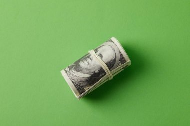 Yeşil lastik bant ile bağlı dolar roll Üstten Görünüm