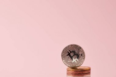 pink izole bitcoins yığını yakın çekim çekim
