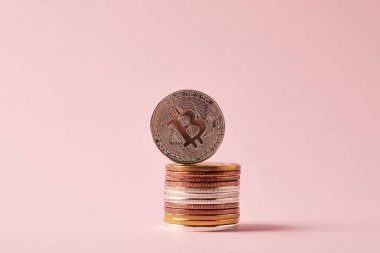 bitcoins pembe yüzeyi yığını, yakın çekim vurdu