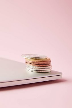 pembe yüzeyi kapalı laptop bitcoins yakın çekim çekim yığılmış