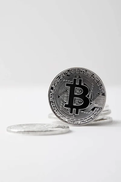 Primo Piano Colpo Bitcoin Piedi Tavolo Bianco — Foto Stock