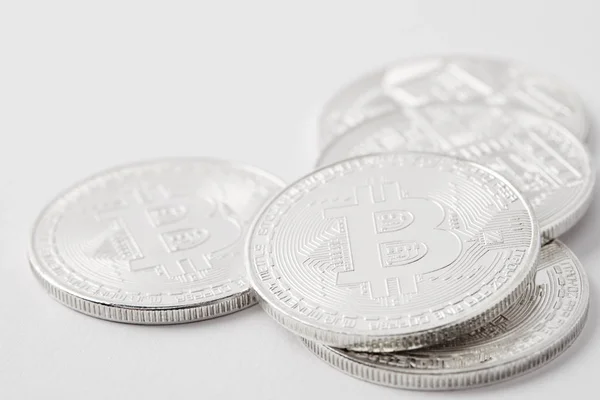 Primer Plano Montón Bitcoins Que Yacen Superficie Blanca —  Fotos de Stock