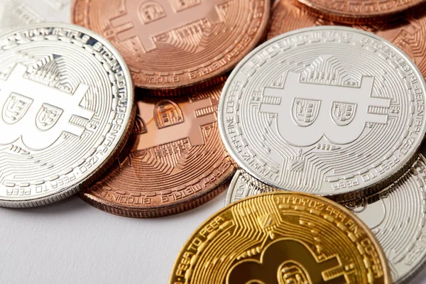Cadru Complet Împușcat Bitcoini Diferiți Suprafață Albă — Fotografie, imagine de stoc