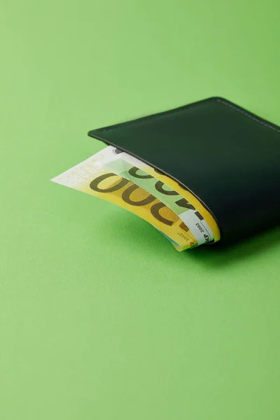 緑色の表面にユーロ紙幣を財布のクローズ アップ撮影 — ストック写真