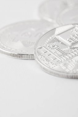 Beyaz masa üzerinde gümüş bitcoins yığın yakın çekim vurdu