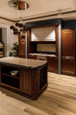 Zarif ahşap sayaç üzerinde avize ile şık mutfak