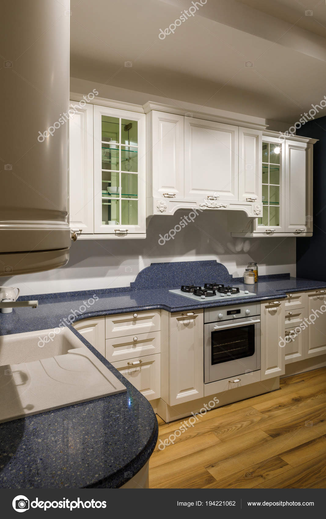 Interior Cocina Renovada Con Armarios Blancos: fotografía de stock