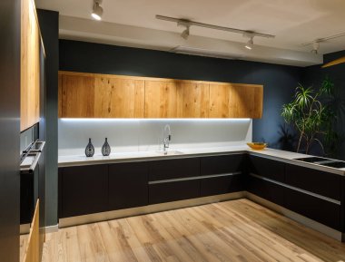 Modern beyaz tezgah ve lavabo ile şık mutfak