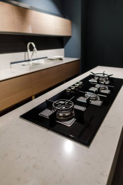 Zarif parlak tablo ve soba ile şık mutfak