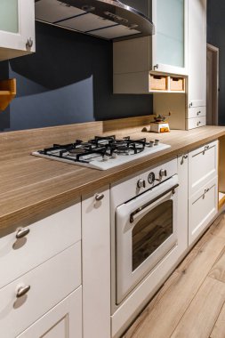 Beyaz dolapları yenilenmiş mutfak iç