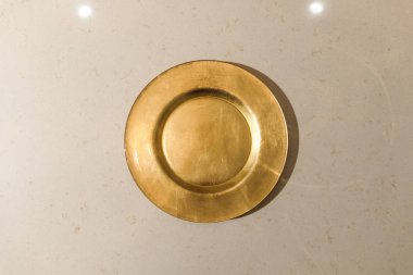 Altın metal plaka üzerinde masa lambası
