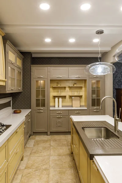 Interior Cozinha Renovado Com Detalhes Elegantes — Fotografia de Stock