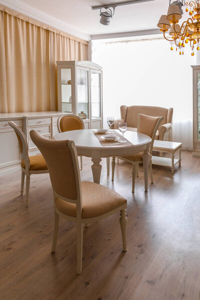 Столовая в светлых тонах со столом и стульями
