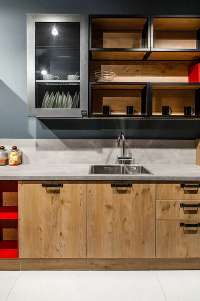 Stilvolle Küche Mit Eleganten Holzschränken Und Herd — Stockfoto