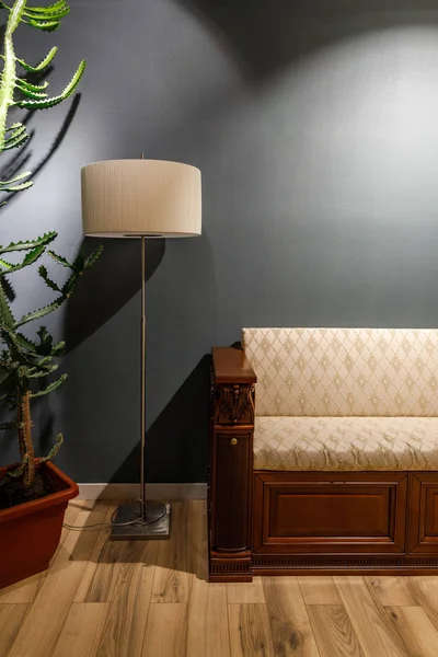 老式风格的沙发在舒适的房间灯 — 图库照片