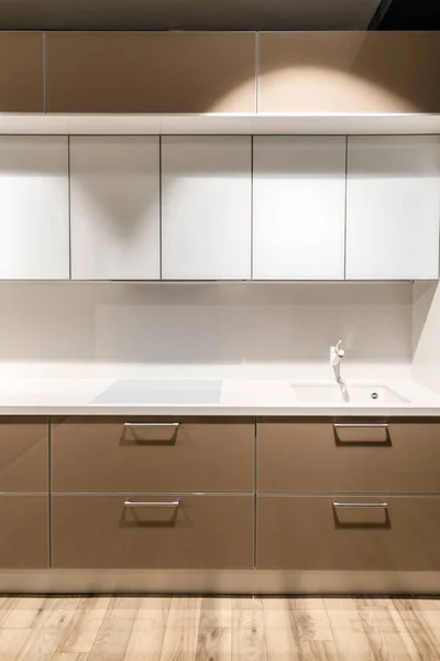 时尚的厨房与典雅的白色和棕色柜台 — 图库照片