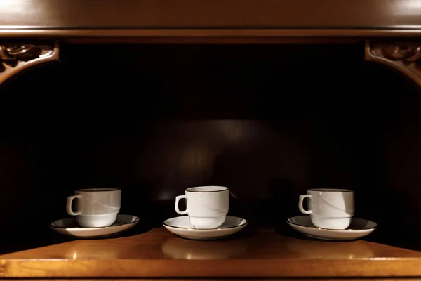 Intérieur de la cuisine moderne avec des tasses en porcelaine blanche — Image Intérieur Cuisine Moderne Avec Des Tasses Porcelaine Blanche Photo De Stock