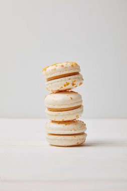 Beyaz ahşap masa üzerinde macaroons yığını closeup çekim