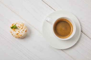 kahve fincan tabağı ve acıbadem kurabiyesi üstten görünüm Beyaz ahşap tablo