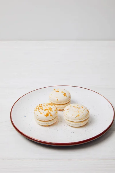 Close Shot Van Drie Macarons Plaat Witte Houten Tafel — Stockfoto