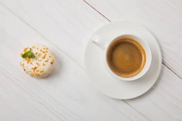 Верхний Вид Чашки Кофе Блюдцем Макароном Белый Деревянный Стол — стоковое фото