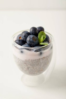chia tohum puding yaban mersini ve nane ile bakış beyaz yüzey üzerinde kapatın