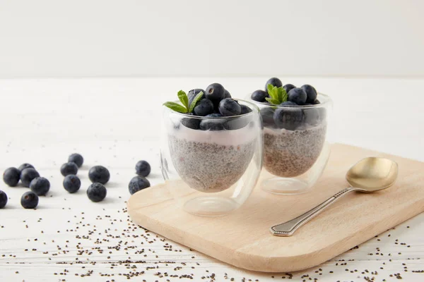 Nahaufnahme Von Chiapudding Mit Frischen Blaubeeren Und Minze Auf Holzschneidebrett — Stockfoto