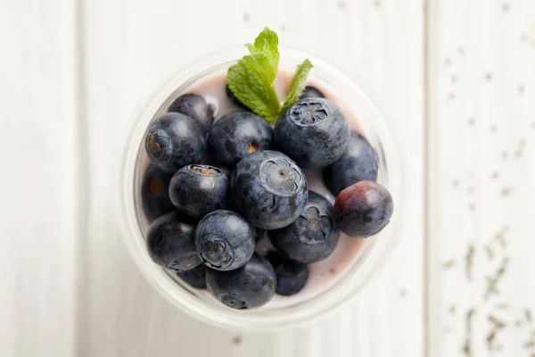 Top View Pudding Blueberries Mint White Wooden Surface — Free Stock Photo