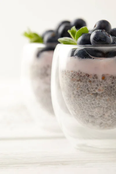 Selectieve Aandacht Van Chia Pudding Met Verse Bosbessen Munt Oppervlak — Stockfoto