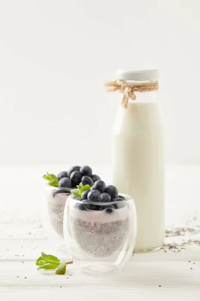 Vista Cerca Botella Leche Pudín Chía Con Arándanos Frescos Menta — Foto de Stock