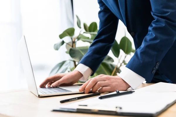 Plan recadré de l'homme d'affaires travaillant sur ordinateur portable sur le lieu de travail dans le bureau — Photo