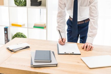 Kısmi işadamı belgeleri office not defterlerinde ile işyerinde imza görünümünü